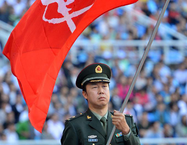 2013年,王治郅出任全运会解放军代表团开幕式旗手,一袭军装庄严肃穆