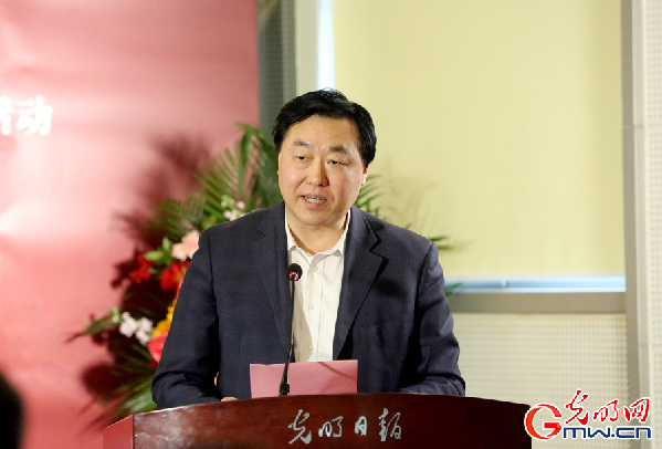中央政法委宣教室副主任陈里宣读获奖名单