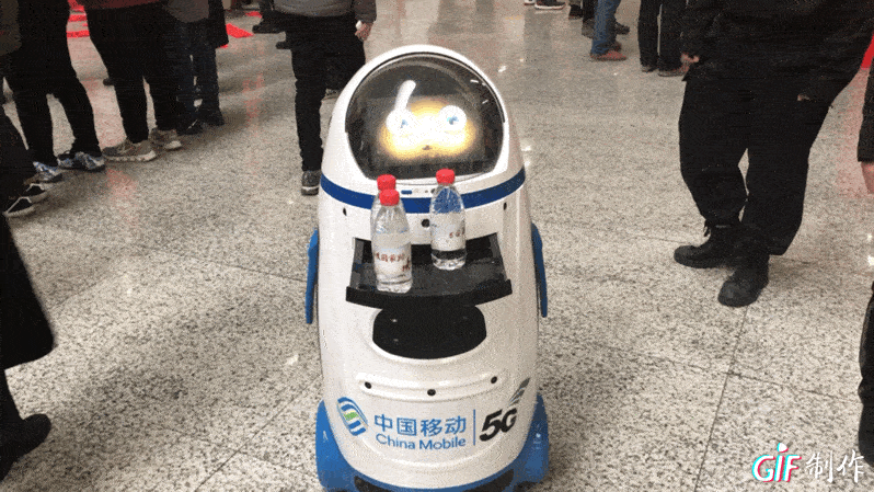 网络祝年丨机器人扎堆还出现5G信号 杭州东站有点热闹