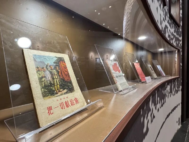 夜读 | 这本书展出十个版本，讲述一个信仰