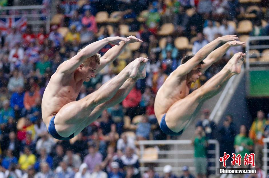 当地时间8月10日,2016里约奥运会跳水男子双人三米板的决赛.