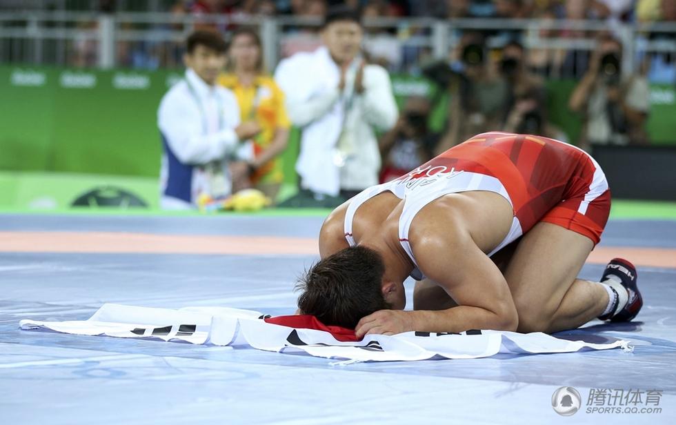 韩国选手摔跤夺铜牌 跪伏太极旗上痛哭