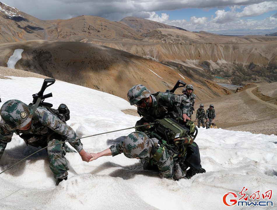 2016年6月9日,巡逻官兵互助爬雪前行当日,是中国传统节日端午节,驻守