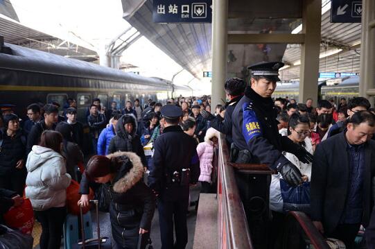 【直击春运】北京铁路警方增派警力疏导返京客流