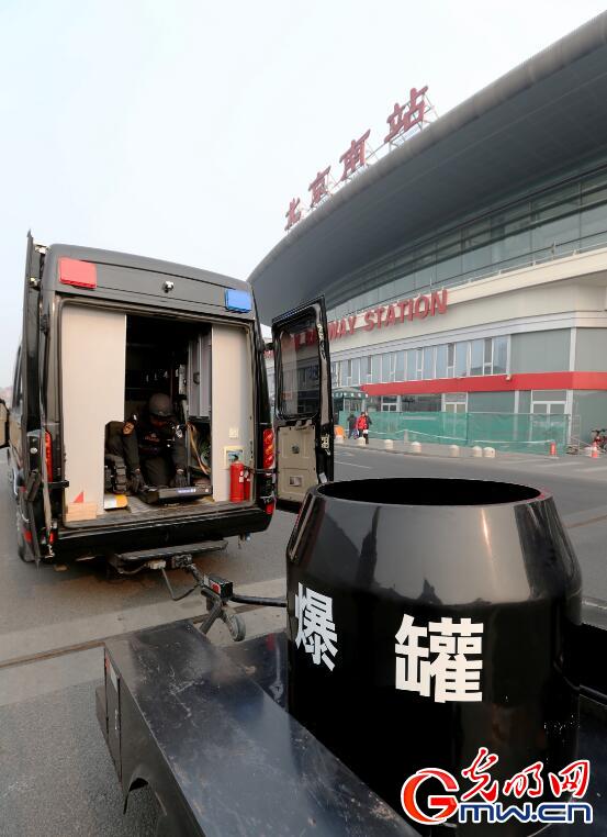 探秘特警如何排爆 穿70斤排爆服徒手拆雷