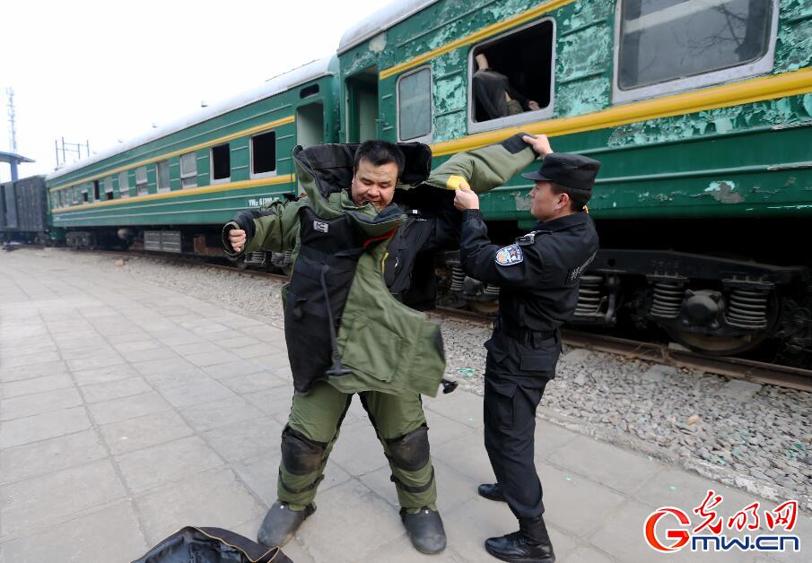 探秘特警如何排爆 穿70斤排爆服徒手拆雷