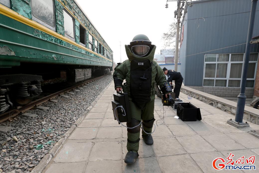 探秘特警如何排爆 穿70斤排爆服徒手拆雷