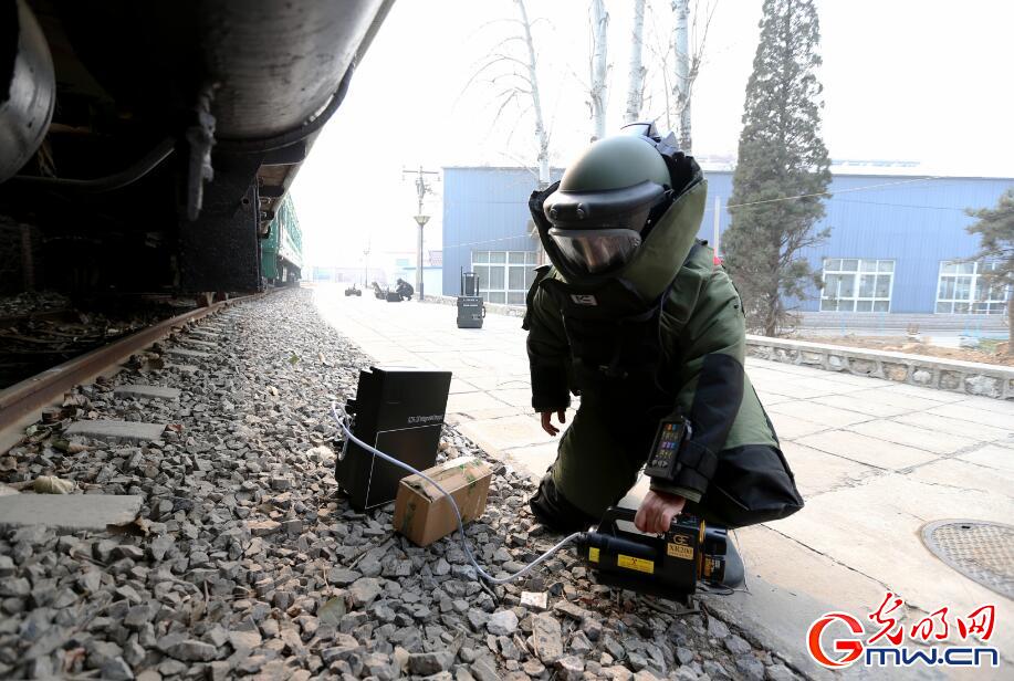 探秘特警如何排爆 穿70斤排爆服徒手拆雷