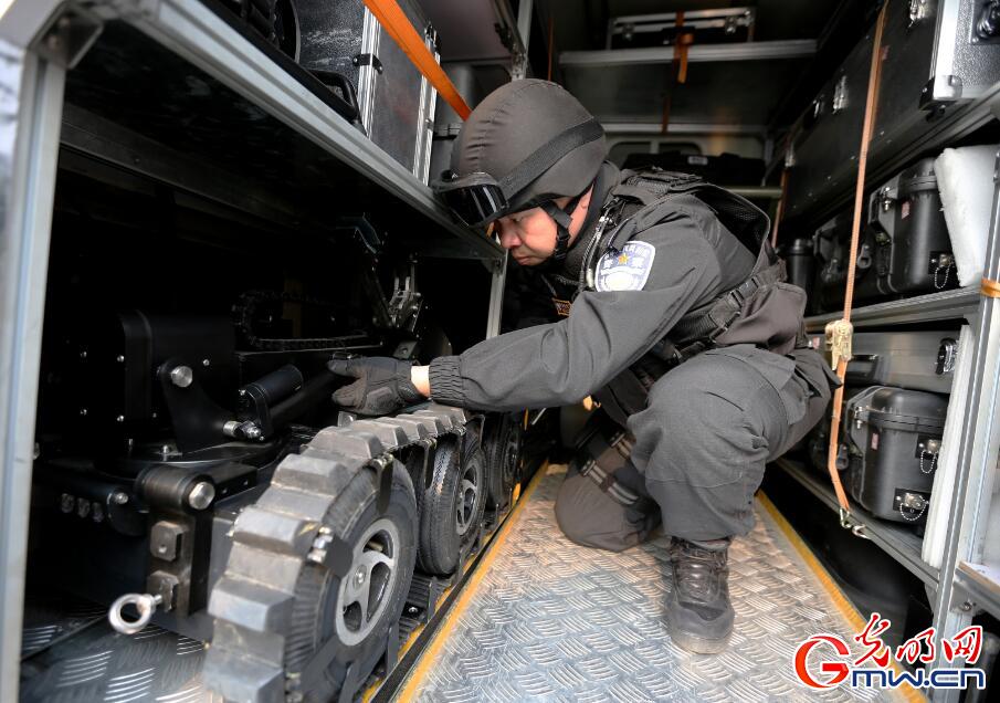 探秘特警如何排爆 穿70斤排爆服徒手拆雷