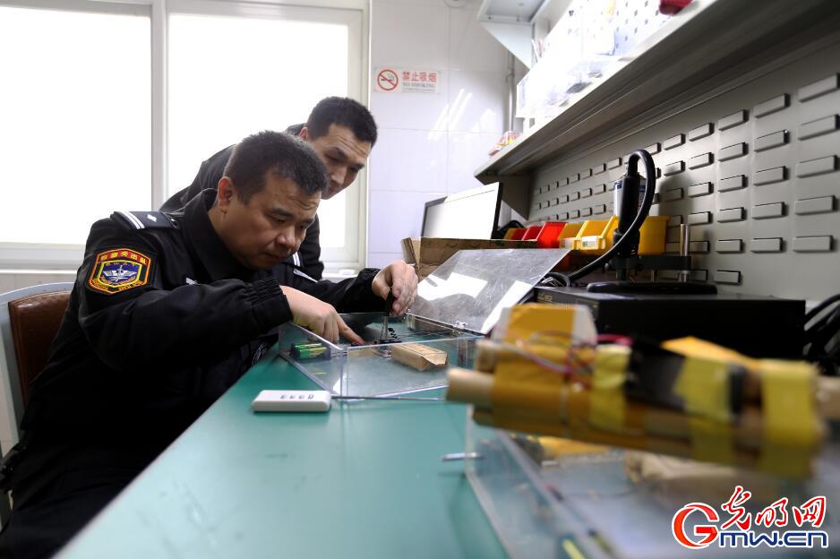 探秘特警如何排爆 穿70斤排爆服徒手拆雷