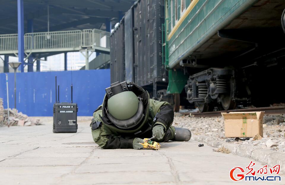 探秘特警如何排爆 穿70斤排爆服徒手拆雷