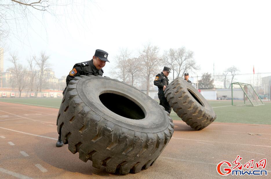 探秘特警如何排爆 穿70斤排爆服徒手拆雷