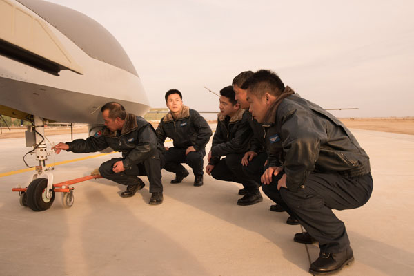 李浩给加入无人机飞行员队伍的同志传授经验。