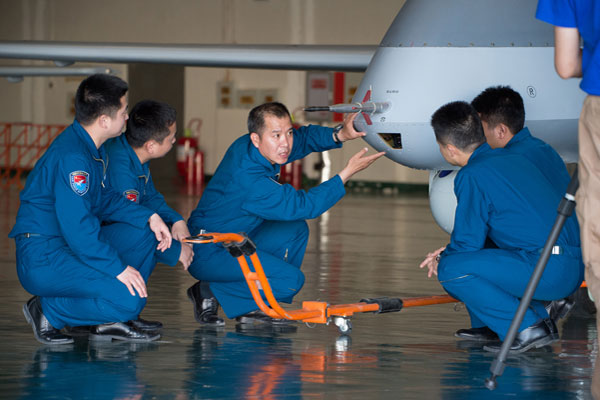 李浩给年轻的飞行员讲无人机系统。杨军摄影
