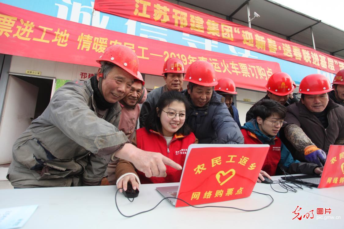 江苏扬州：“志愿服务队”助力农民工返乡