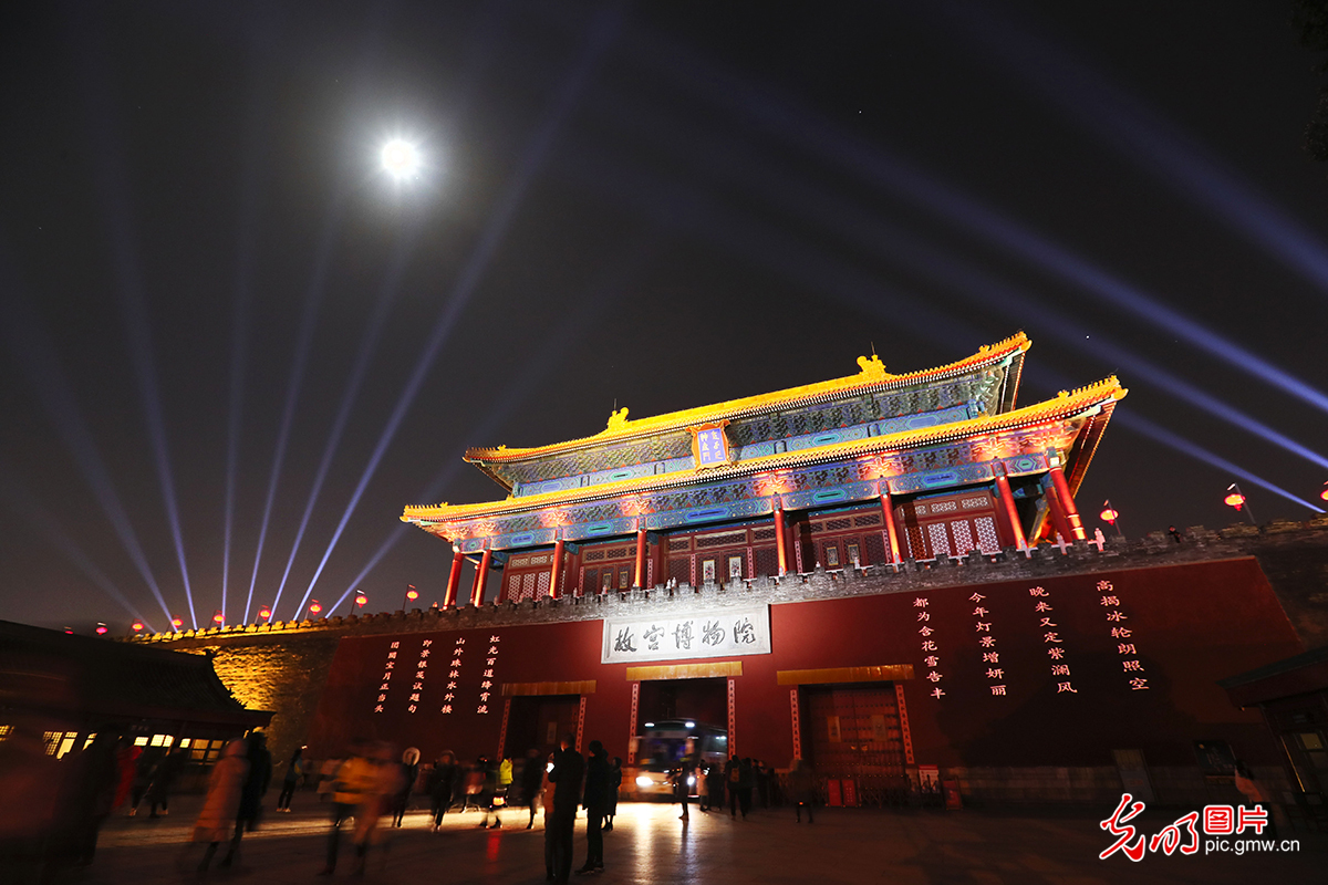 北京故宫博物院建院94年来首次举办灯会