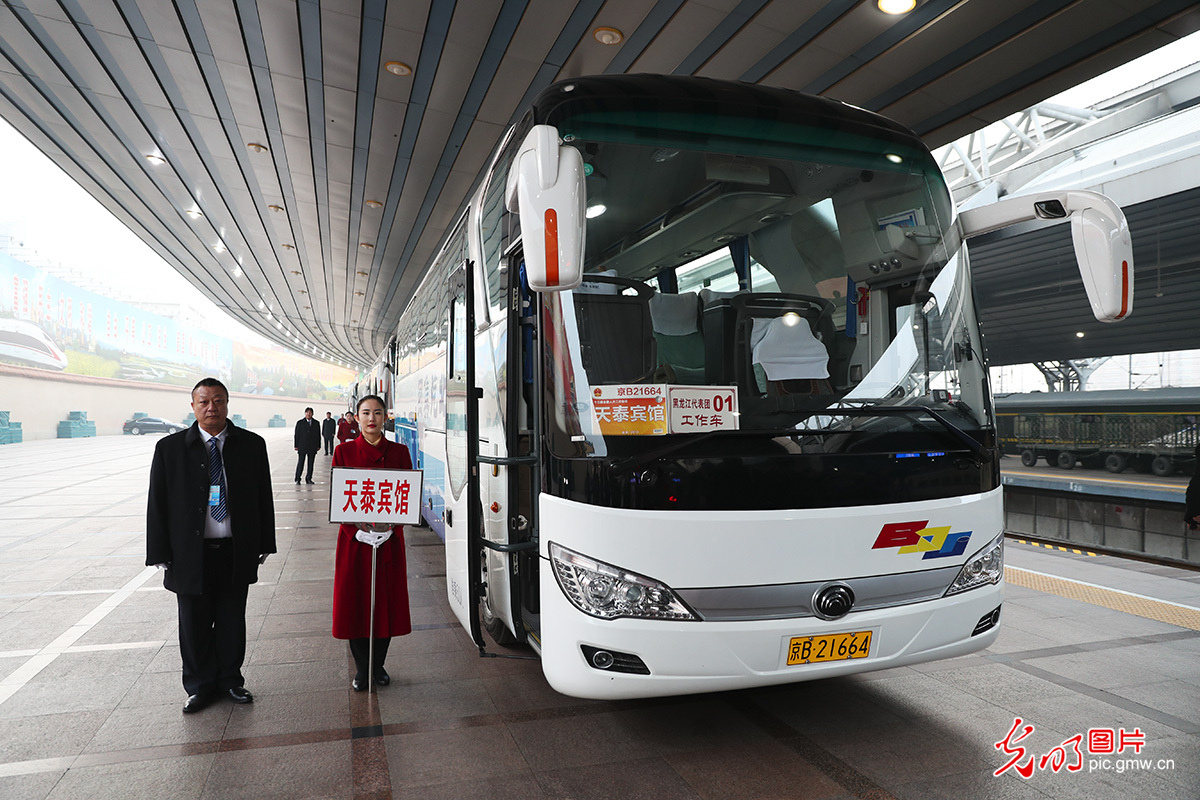 出席十三届全国人大二次会议的黑龙江省代表团抵京