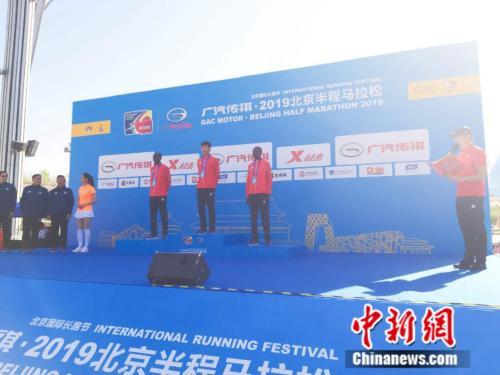 北京半马刘洪亮力压肯尼亚选手夺冠 并创赛事最好成绩