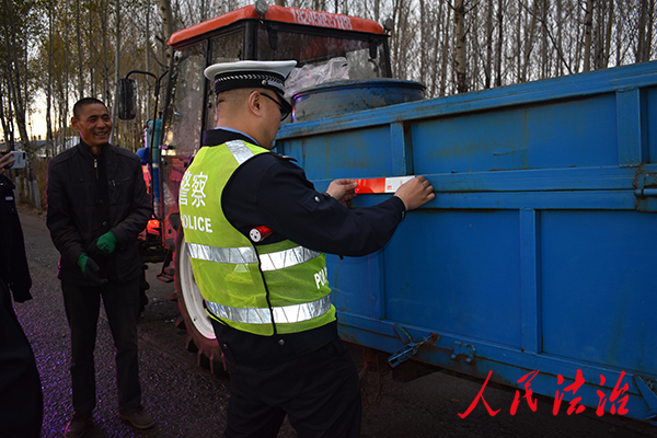 黑龙江省：硕果累累秋收季 庆安交警护农忙