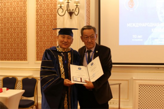 霍勇荣获吉尔吉斯斯坦国家科学院荣誉博士称号
