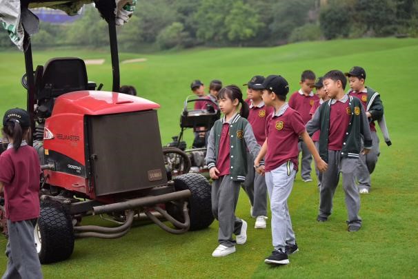 保利文旅开展“高尔夫进校园”活动 保利文旅开展“高尔夫进校园”活动