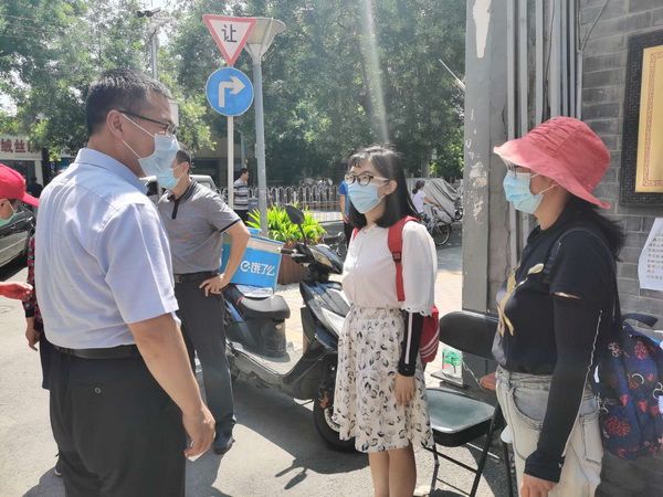 中共北京市委统战部领导慰问民建市委机关下沉社区干部