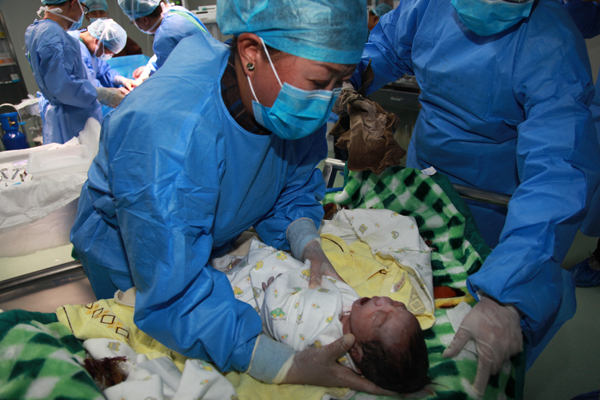 他们不脱贫，我就不回家——记中国石油援藏干部梁楠郁