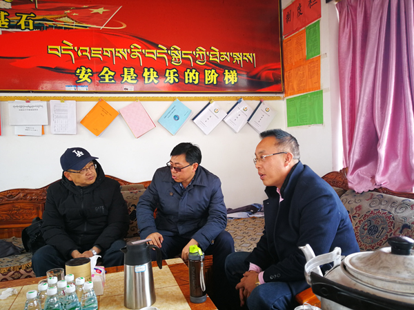 他们不脱贫,我就不回家——记中国石油援藏干部梁楠郁 他们不脱贫,我就不回家——记中国石油援藏干部梁楠郁