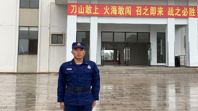 【守护绿水青山】退役后又“入伍”,他的理想之火不灭 昆明市森林消防支队安宁(特勤)大队二中队消防员普光亮(央视网郑芳摄)