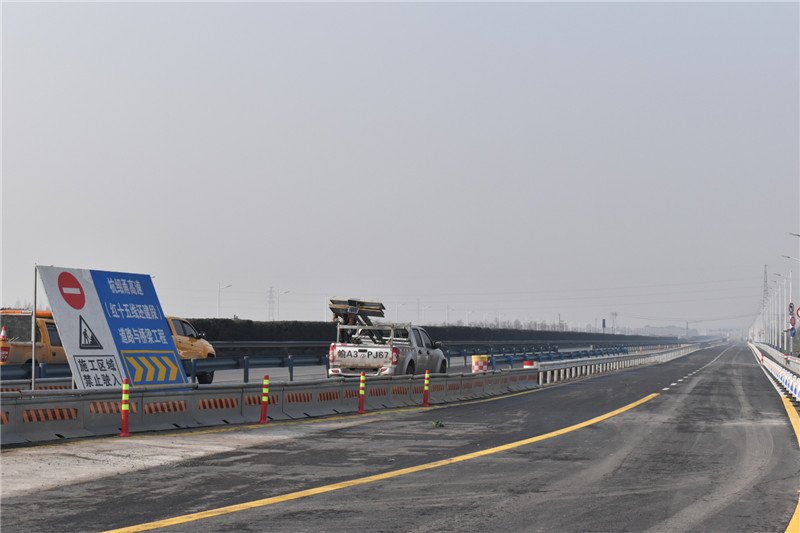 浙江交通集团杭绍甬项目红十五线信益线至临江桥段保通便道顺利完成导改通车工作 浙江交通集团杭绍甬项目红十五线信益线至临江桥段保通便道顺利完成导改通车工作