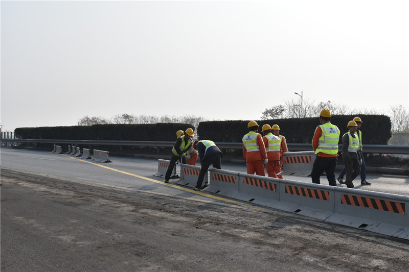 浙江交通集团杭绍甬项目红十五线信益线至临江桥段保通便道顺利完成导改通车工作 浙江交通集团杭绍甬项目红十五线信益线至临江桥段保通便道顺利完成导改通车工作