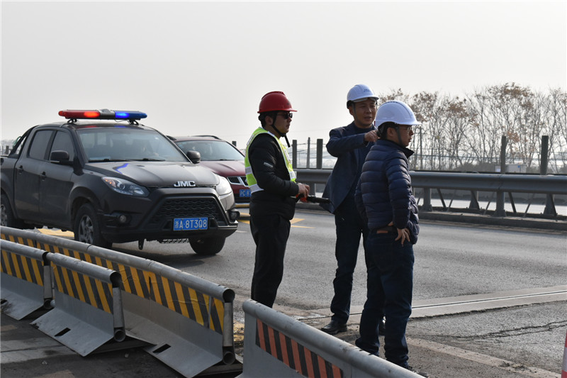 浙江交通集团杭绍甬项目红十五线信益线至临江桥段保通便道顺利完成导改通车工作 浙江交通集团杭绍甬项目红十五线信益线至临江桥段保通便道顺利完成导改通车工作