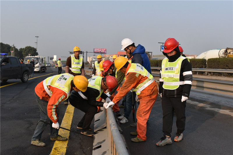 浙江交通集团杭绍甬项目红十五线信益线至临江桥段保通便道顺利完成导改通车工作 浙江交通集团杭绍甬项目红十五线信益线至临江桥段保通便道顺利完成导改通车工作