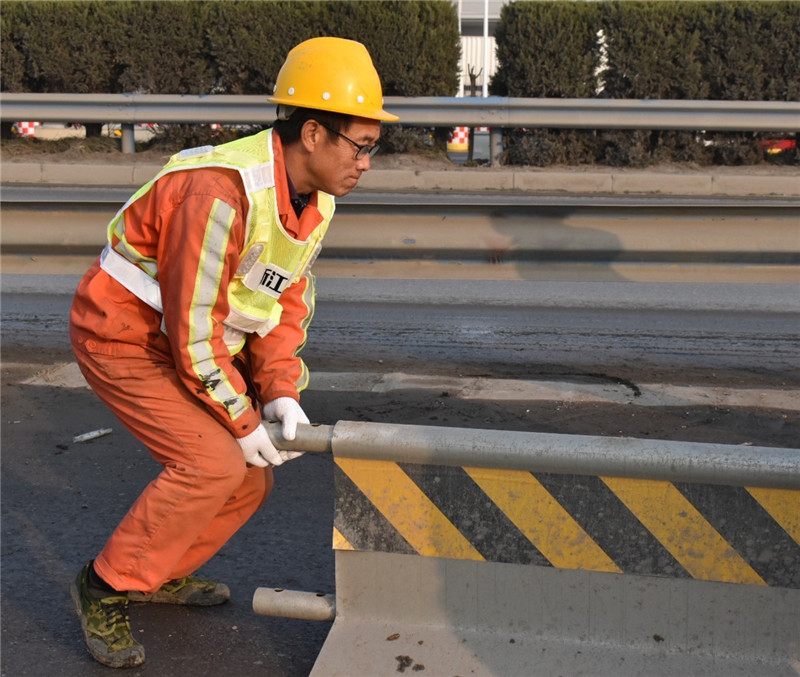 浙江交通集团杭绍甬项目红十五线信益线至临江桥段保通便道顺利完成导改通车工作 浙江交通集团杭绍甬项目红十五线信益线至临江桥段保通便道顺利完成导改通车工作
