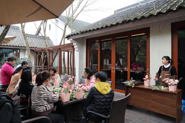 浙江省交通集团杭绍甬公司开展“插花品香”国际妇女节活动