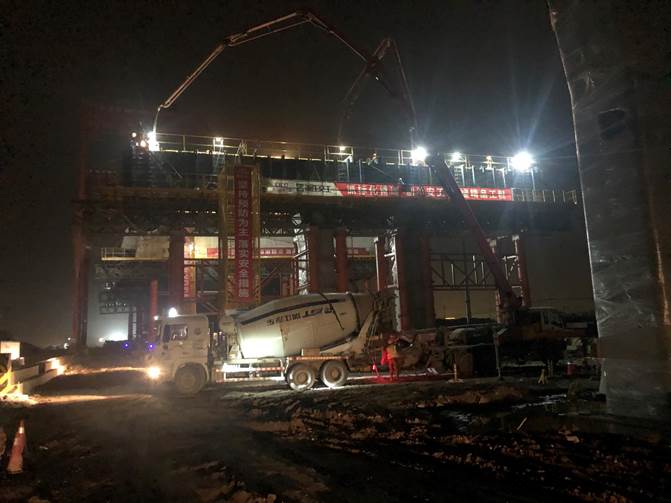 杭绍甬高速杭绍段项目崧厦互通主线桥2号提梁站全部盖梁成功浇筑 杭绍甬高速杭绍段项目崧厦互通主线桥2号提梁站全部盖梁成功浇筑