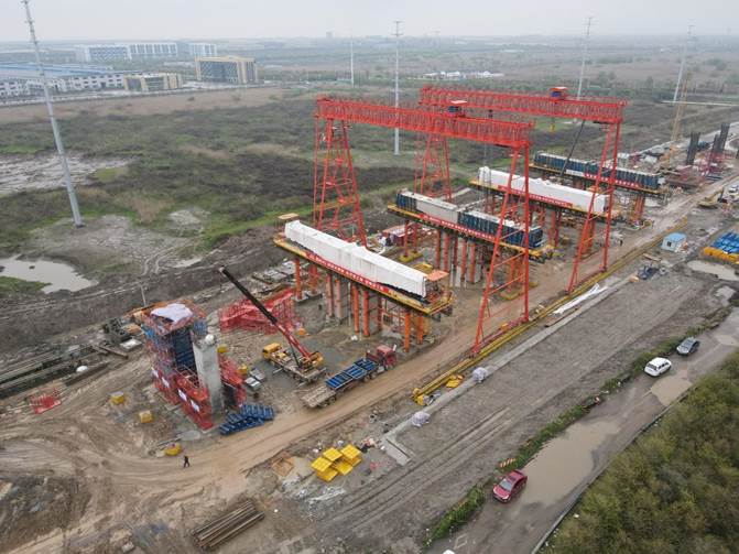 杭绍甬高速杭绍段项目崧厦互通主线桥2号提梁站全部盖梁成功浇筑 杭绍甬高速杭绍段项目崧厦互通主线桥2号提梁站全部盖梁成功浇筑