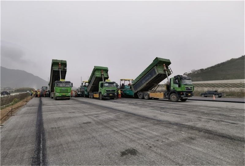 浙江省交通集团宁波舟山港主通道项目开始路面SUP-25沥青下面层大面积施工 浙江省交通集团宁波舟山港主通道项目开始路面SUP-25沥青下面层大面积施工
