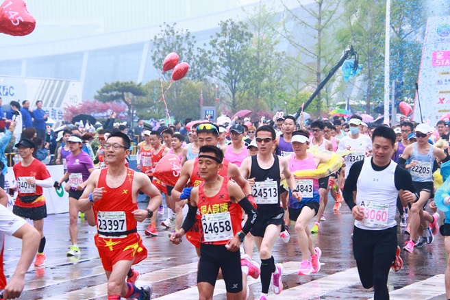 激情“杨马”开赛1.8万名马拉松选手畅跑农科城