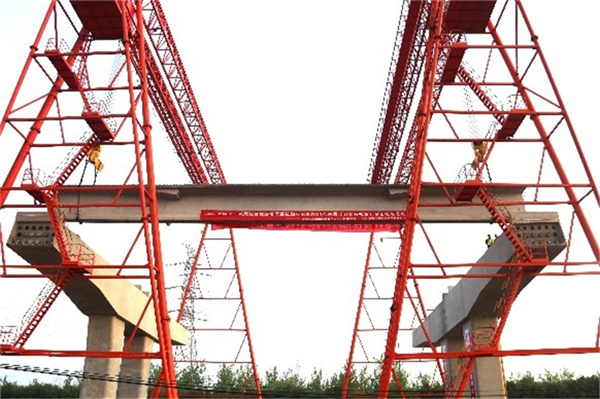 杭绍甬高速杭绍段项目首片梁板顺利架设 杭绍甬高速杭绍段项目首片梁板顺利架设