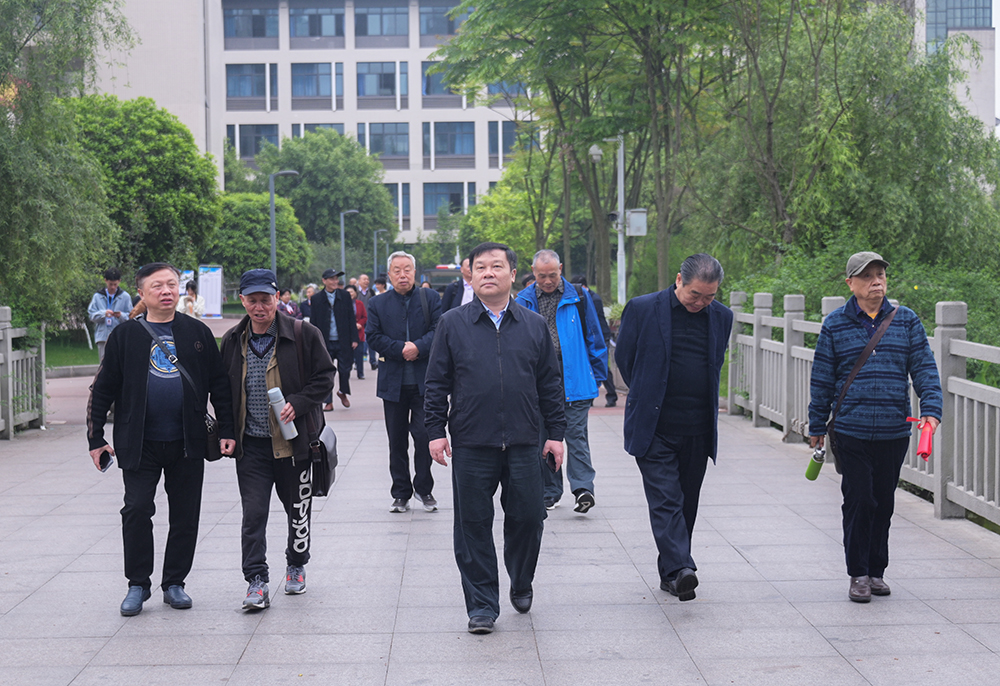 重庆工程职业技术学院地采63班校友返校举行纪念入校49周年师生座谈会