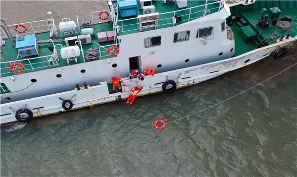 浙江省交通集团宁波舟山港主通道项目开展“跨海大桥高处作业落水”应急救援演练 浙江省交通集团宁波舟山港主通道项目开展“跨海大桥高处作业落水”应急救援演练
