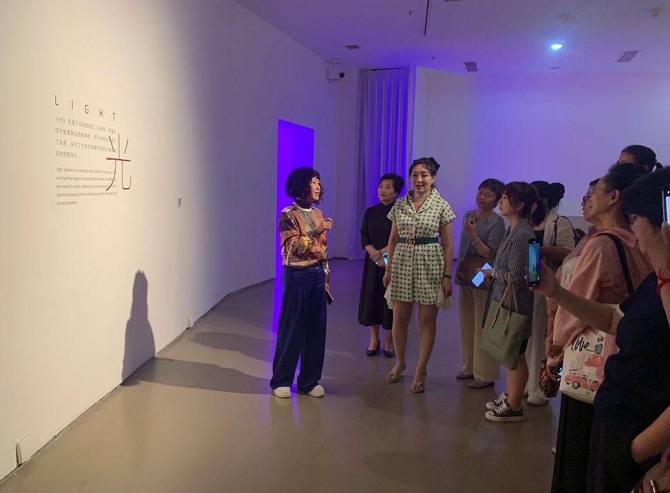 妇女委员会组织参观成卓主任“有界·无界” 个展