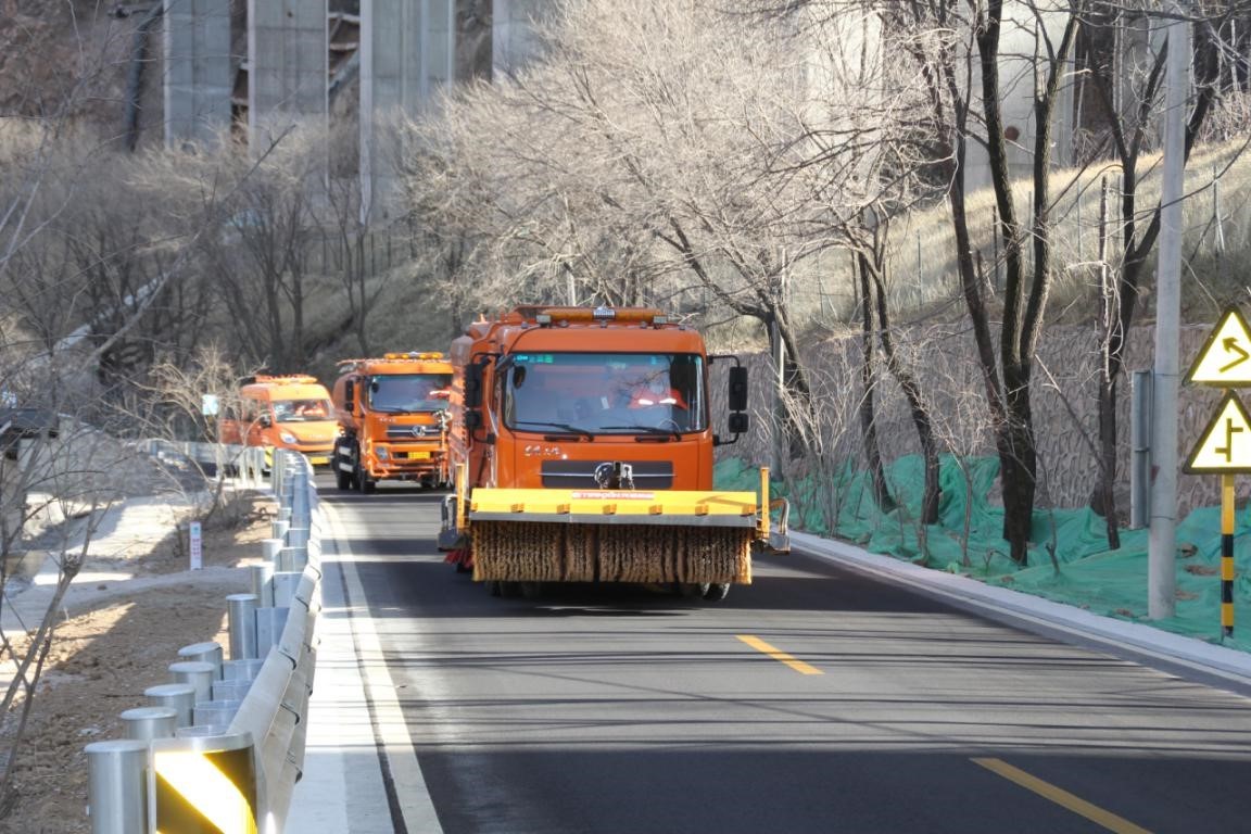 延庆开展冬奥外围保障路线铲冰除雪演练 来源：延庆报