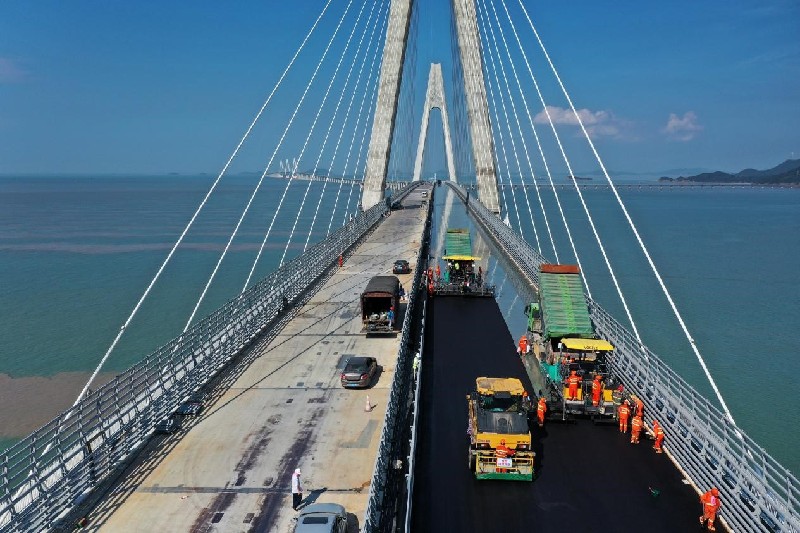 浙江舟岱大桥开始钢桥面沥青摊铺施工 浙江舟岱大桥开始钢桥面沥青摊铺施工