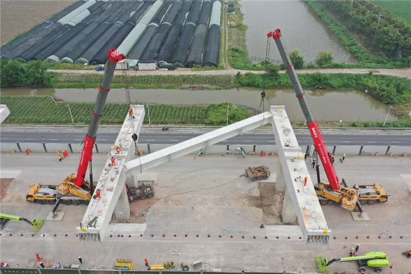 杭绍甬高速萧山三号桥首片梁板架设完工 杭绍甬高速萧山三号桥首片梁板架设完工
