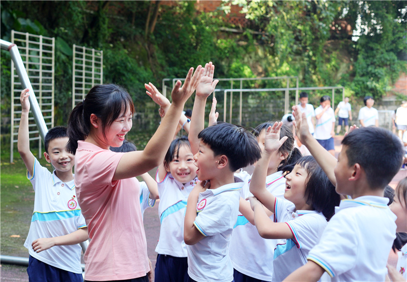 做孩子幸福成长的“点灯人”——重庆市教科院巴蜀实验学校教师队伍素描