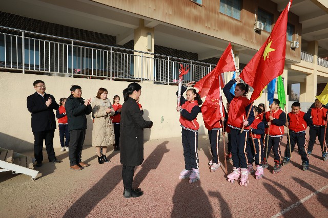 新疆和田市北京海淀小学组织迎冬奥火炬传递活动