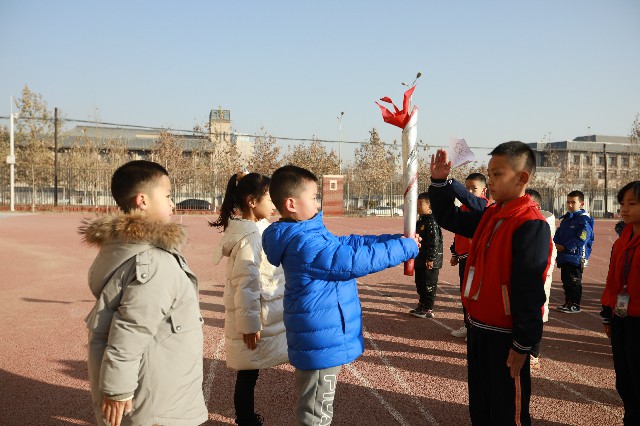 新疆和田市北京海淀小学组织迎冬奥火炬传递活动