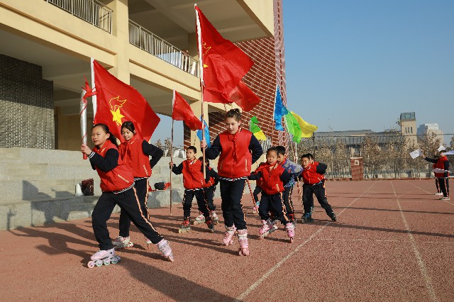 新疆和田市北京海淀小学组织迎冬奥火炬传递活动